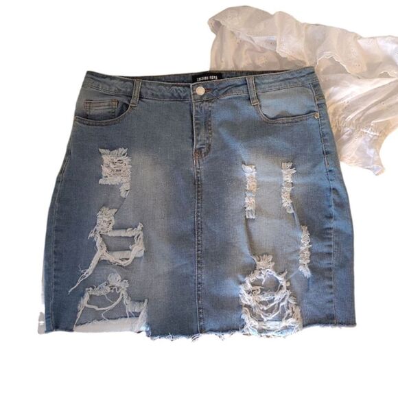 Fashion Nova Distressed Ripped Raw Hem Mini Denim Jean Skirt Plussize 1X - Picture 1 of 11